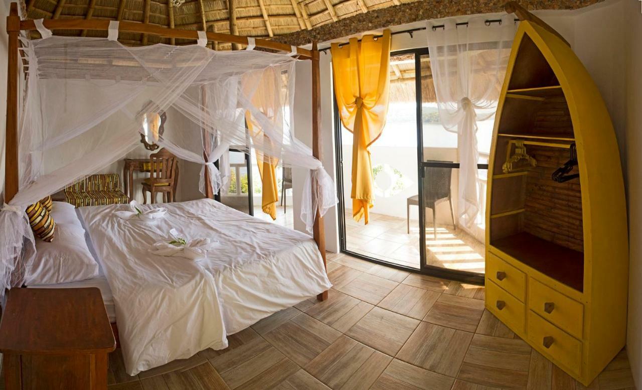 בוסואנגה Iris Island Eco Resort מראה חיצוני תמונה